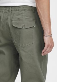 Solid SDGIOELE DAD FIT - Tygbyxor - dusty olive