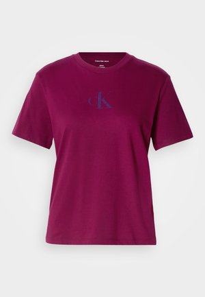 Tricou din bumbac magenta, cu guler rotund, mâneci scurte și un logo albastru pe piept. Are un croi lejer și o textură netedă.