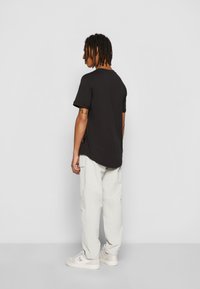 Calvin Klein Jeans BADGE TURN UP SLEEVE - T-shirts print - black