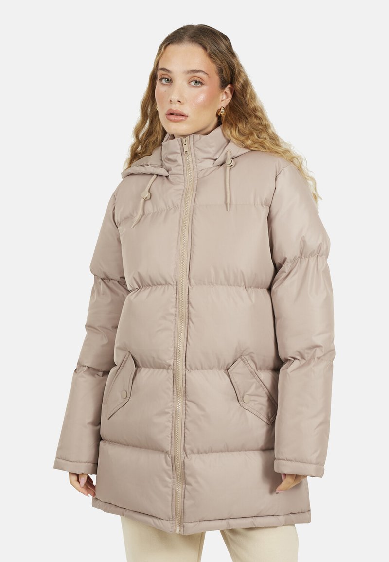 Jasno beżowa kurtka puchowa z zamkiem błyskawicznym, kapturem ze sznurkiem, dwoma bocznymi kieszeniami i pikowanym wzorem, o długości do kolan.