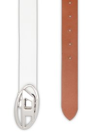Ceinture en cuir blanc avec boucle ovale métallique argentée et découpe ; sangle en cuir marron avec cinq trous et texture lisse.