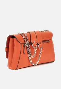 Borsa a tracolla in pelle arancione con una forma strutturata, tracolla a catena e tasca con zip. Presenta una superficie testurizzata e un profilo nero a contrasto.