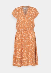 Vestido naranja con escote en V, mangas cortas y cintura elástica. Presenta un patrón moteado en blanco y una silueta en línea A hasta la rodilla.