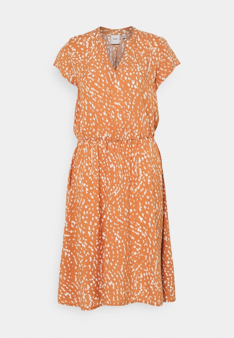 Vestido naranja con escote en V, mangas cortas y cintura elástica. Presenta un patrón moteado en blanco y una silueta en línea A hasta la rodilla.
