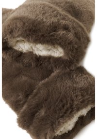 Rudos pūkuotos pirštinės su balta minkšta vilnoniu pamušalu, sukurtos šilumai ir komfortui šaltu oru.