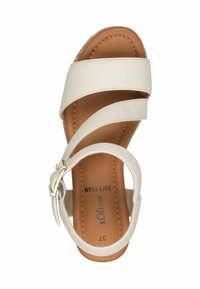 Sandal in pelle bianca con due cinture larghe, cinturino alla caviglia regolabile e soletta imbottita color tan. Presenta dettagli di cucitura e una fibbia metallica.