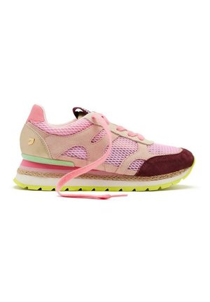 Sneaker rosa e beige con tomaia in rete, dettagli in suede e una striscia verde. Presentano una suola bianca con un fondo verde chiaro strutturato.