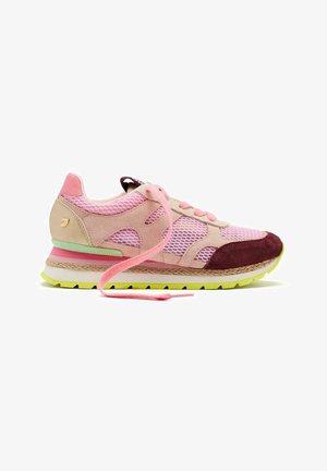 Zapatillas rosa y beige con parte superior de malla, detalles de ante y una franja verde. Cuentan con una suela blanca con un fondo verde claro texturizado.