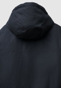 Giacca nera con cappuccio, caratterizzata da una texture liscia, un design semplice e cuciture lungo il retro. Senza marchi visibili o ornamenti.