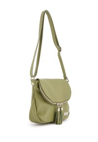 Groene leren schoudertas met een flap sluiting, zilveren hardware en een decoratieve kwast detail. Bevat een gestructureerde afwerking en een verstelbare schouderband.