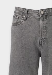 Jeans in denim grigio a vita alta con chiusura frontale con bottoni, passanti per cintura, tasche anteriori e dettagli di cuciture visibili.