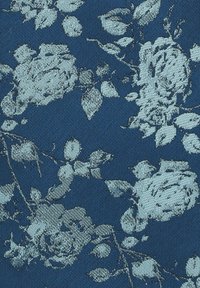 Kwiatowy materiał z jasnoniebieskimi różami i liśćmi na ciemnoniebieskim, teksturowanym tle, tworzący kontrastowy wzór odpowiedni do różnych zastosowań.