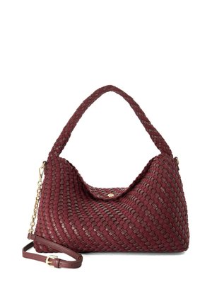 Bolso de mano de cuero trenzado color granate con asa corta y correa de hombro desmontable con detalle de cadena dorada sobre fondo blanco.