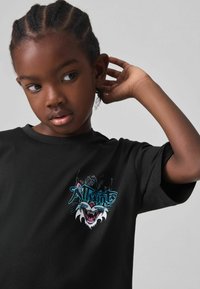 smALLSAINTS REGULAR FIT- GRAPHIC CREW - Marškinėliai su spaudiniu - black tomkat