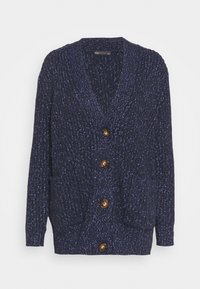 Granatowy sweter robiony na drutach z dekoltem w kształcie V, pięcioma dużymi złotymi guzikami, dwoma przednimi kieszeniami oraz teksturowanym, grubym splotem.