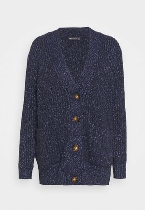 Marinblå stickad kofta med V-ringning, fem stora gyllene knappar, två frontfickor och en texturerad, grovstickad design.