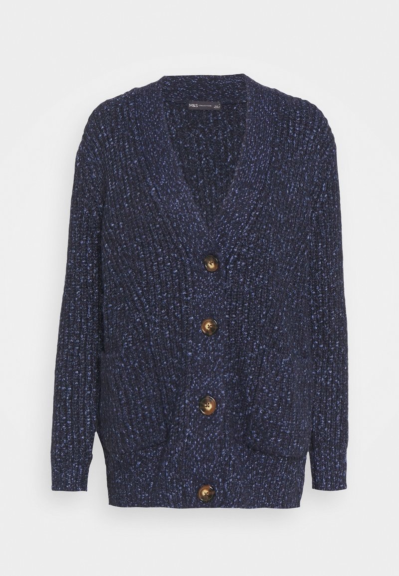 Granatowy sweter robiony na drutach z dekoltem w kształcie V, pięcioma dużymi złotymi guzikami, dwoma przednimi kieszeniami oraz teksturowanym, grubym splotem.