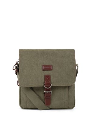 Sac bandoulière en toile verte avec sangle à boucle en cuir marron et bandoulière réglable, forme rectangulaire et fermeture à rabat.