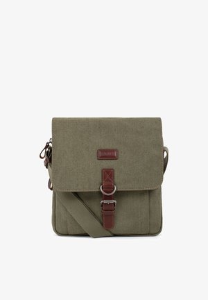 Sac bandoulière en toile verte avec sangle à boucle en cuir marron et bandoulière réglable, forme rectangulaire et fermeture à rabat.