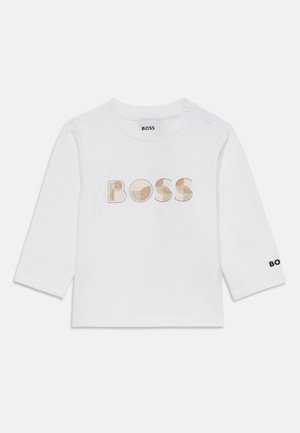 T-shirt blanc à manches longues en coton, avec le mot "BOSS" en lettres multicolores sur le devant et un logo sur la manche.