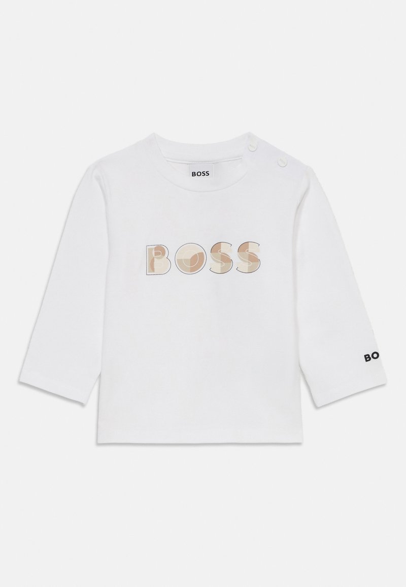 Camiseta de manga larga blanca hecha de algodón, con la palabra "BOSS" en letras multicolores en la parte frontal y el logo en la manga.