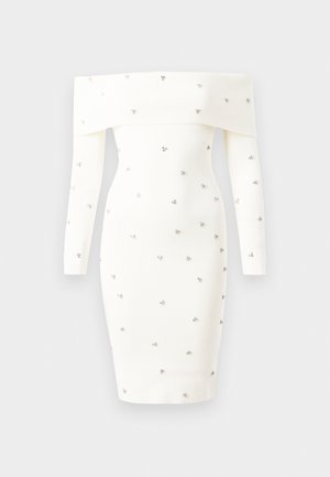 Rochie albă tricotată, cu umerii descoperiți, cu mâneci lungi și embellismente mici din mărgele argintii împrăștiate, cu lungime până la genunchi și siluetă ajustată.