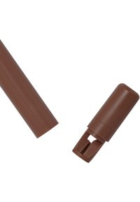 Brun plasttube og hette, sylinderformet, matte overflate, med avrundet ende og åpning for funksjon. Enkelt, funksjonelt design.