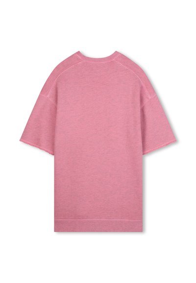 T-shirt rose surdimensionné avec des manches courtes, un col rond et un tissu texturé avec un ourlet légèrement effiloché.
