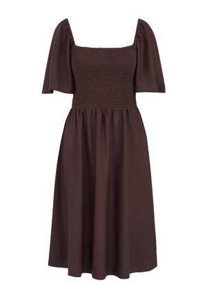 Robe midi brun foncé avec un col carré smocké, des manches courtes bouffantes et une taille froncée sur un fond blanc.