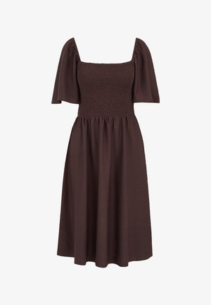 Robe midi brun foncé avec un col carré smocké, des manches courtes bouffantes et une taille froncée sur un fond blanc.