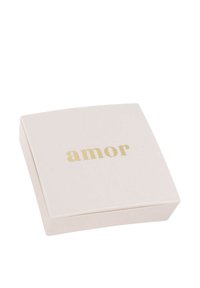Caja cuadrada de color rosa pálido con un acabado suave, que presenta la palabra "amor" en letras doradas en la superficie superior.