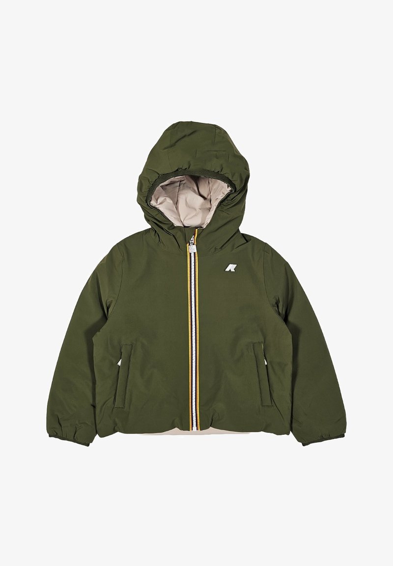 Giacca verde con cappuccio e polsini elasticizzati. Presenta una chiusura frontale con cerniera e dettagli gialli, oltre a due tasche laterali. Foderata di un colore più chiaro.