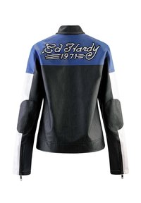 Giacca da motociclista in pelle nera con accenti blu e bianchi. Presenta ricamato "Ed Hardy 1971" sulla schiena. Maniche con zip e spalle arrotondate.