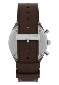Brauner Lederarmband mit Nähdetails, silberfarbener Hardware und einem Gehäuseboden aus Edelstahl. Sichtbarer verstellbarer Schnallenverschluss.