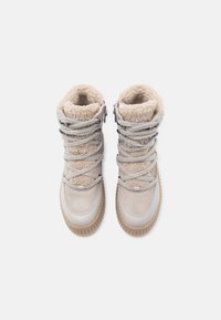 Hallid veekindlad saapad võltsvanaga voodriga, tekstuurse kummist tallaga ja paeltega disain hõbedase riistvaraga ning tugev konstruktsioon.