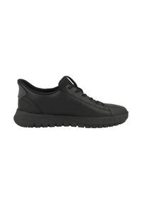 Černá sportovní bota s hladkým syntetickým svrškem, šněrovacím designem, polstrovaným límcem a texturovanou gumovou podrážkou pro lepší přilnavost.