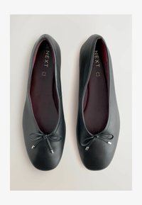 Seleccionado, new black