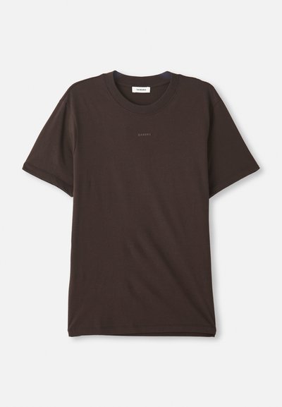 Mørkebrun kortermet T-skjorte med rund hals og "SANDRO"-logo sentrert på brystet, samt en etikett på innsiden av halsen.