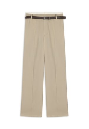 Beige broek met een recht model, voorzien van voorplooien, een bruine riem en een gladde textuur.