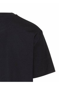 Zwarte katoenen t-shirt met een ronde hals, korte mouwen, een gladde textuur en minimale stikseldetails op de schouder naden.