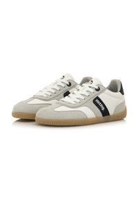 Graue und weiße Sneakers mit schwarzen Akzenten, Materialien aus Wildleder und Leder, runde Zehenform und Gummisohle mit strukturiertem Profil.