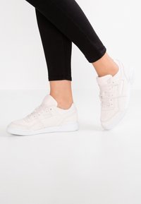 Reebok Classic PLUS COLD - Tenisky - pale pink/white