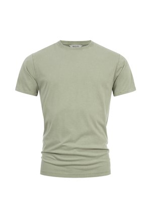 Tricou verde măsliniu deschis cu mâneci scurte și gât rotund, cu cusături vizibile și ușoare cute pe material.