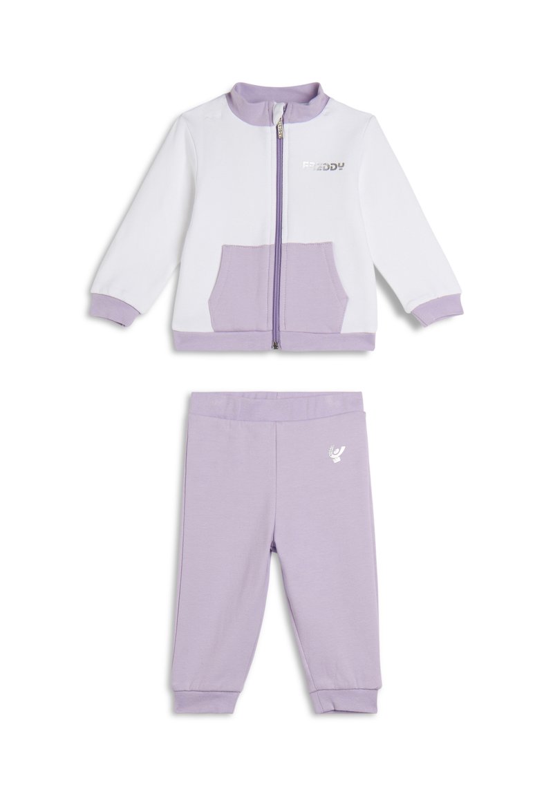 Conjunto de chándal en tono púrpura claro que incluye una chaqueta con cremallera, detalles en blanco y un bolsillo frontal, combinado con pantalones a juego y detalle de logo.