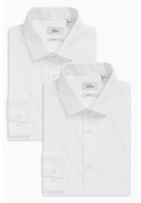 Dva presavijena bijela dugosleeve košulja s špicastim ovratnicima i dugmadima na manžetama, označena kao "slim fit" od brenda Next.