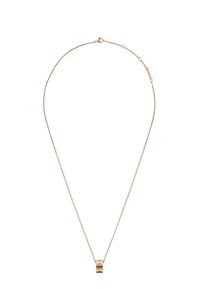 Rose gold halskæde med en delikat kæde og en cylindrisk vedhæng med horisontale riller. Simpelt design og glat tekstur.