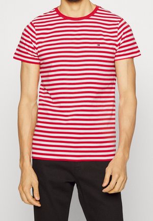 Červené a bílé pruhované tričko s krátkými rukávy a kulatým výstřihem, s malým logem na levé straně hrudi. Bavlněný materiál, volný střih.