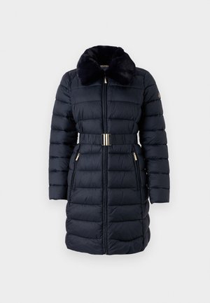 Casaco acolchoado azul-marinho com colarinho de pelo sintético, cintura cingida e detalhes em dourado. Apresenta bolsos com fecho éclair e uma textura acolchoada vertical.