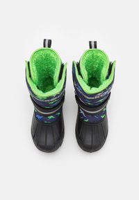 Schwarze Gummi-Winterstiefel mit einem blauen und grünen Dinosaurier-Muster, ausgestattet mit einem flauschigen grünen Innenfutter und Ziehschlaufen für ein einfaches Anziehen.