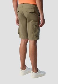 Pantaloni cargo verde oliva con multiple tasche, realizzati in tessuto leggero. Progettati per il comfort, abbinati a sneakers bianche.